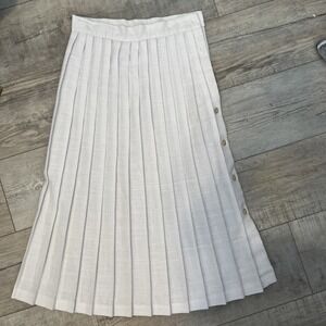 T R Bentley Women's Side Button White Pleated  Skirt